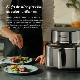 Fritadeira de Ar Cosori Iconic Single Chef Edition 6,2L 1725W Vidro Temperado Aço Inoxidável, cena de uso: corpo inox ao
