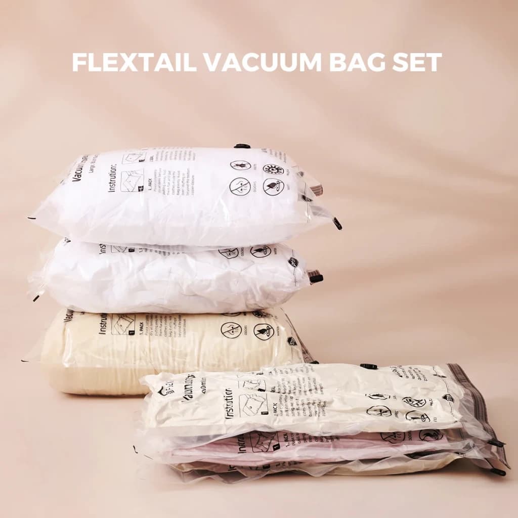 Set de bolsas de vacío Flextail NANO BAG Blanco Doble cierre hermético, vista conjunto: 4 bolsas apiladas con ropa