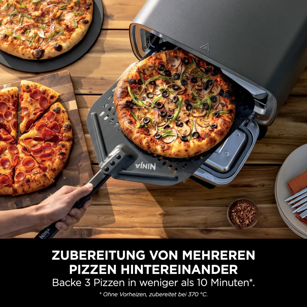 Four à pizza Ninja Artisan 1760W Acier Inoxydable MO201EU, utilisation: pelle Ninja sortant une pizza garnie du four ouvert