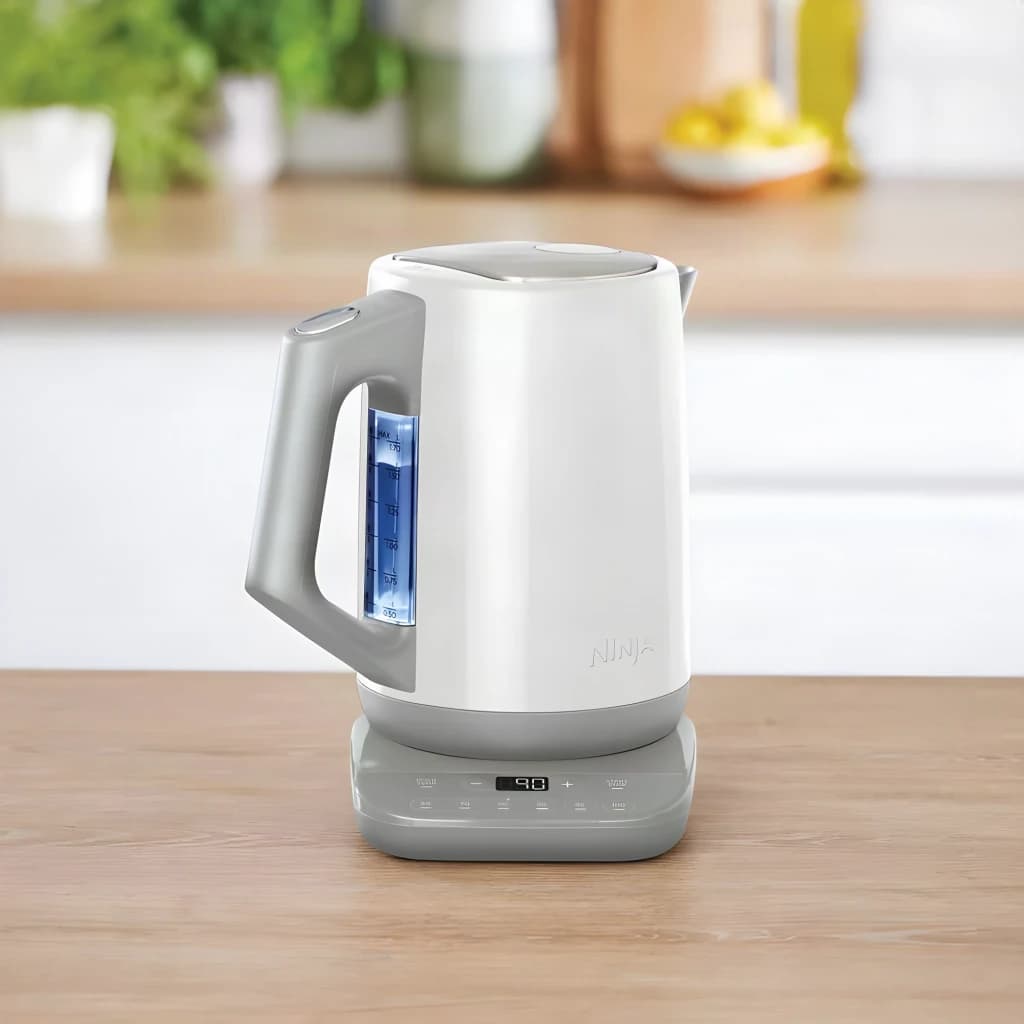 Bouilloire électrique Ninja 1,7L 3000W Blanc KT200EUWH, vue latérale en cuisine: fenêtre de niveau éclairée en bleu et base