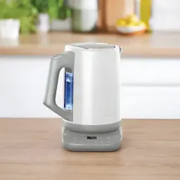 Bouilloire électrique Ninja 1,7L 3000W Blanc KT200EUWH, vue latérale en cuisine: fenêtre de niveau éclairée en bleu et base