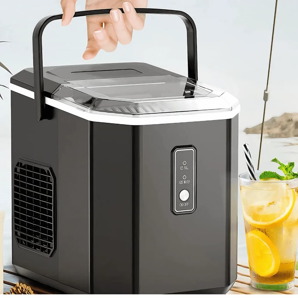 Máquina de gelo Euhomy IM011 1.2L 12 kg/dia Preto, em uso: mão abrindo a tampa pela alça, painel ON/OFF e bebidas ao fundo