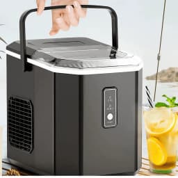 Máquina de gelo Euhomy IM011 1.2L 12 kg/dia Preto, em uso: mão abrindo a tampa pela alça, painel ON/OFF e bebidas ao fundo