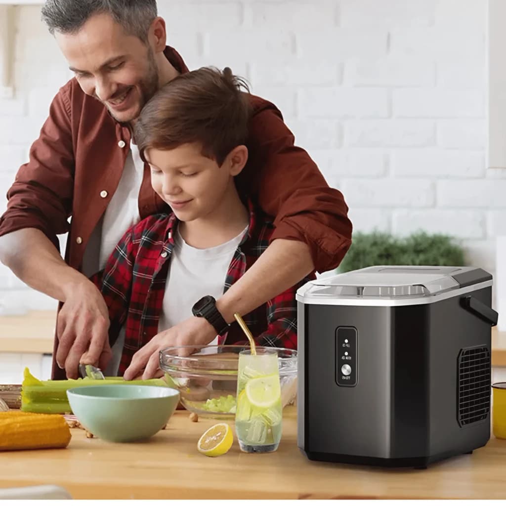 Máquina de gelo Euhomy IM011 1.2L 12 kg/dia Preto, em uso: sobre bancada de cozinha ao lado de copo com limão