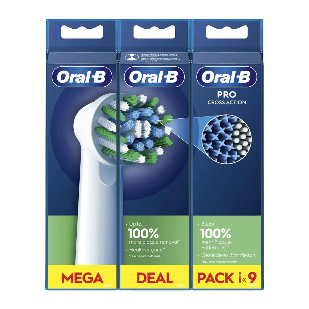 Oral-B CrossAction Pro Pack 9 Cabezales Blanco, frontal: 3 cajas azules en fila con cabezal blanco y detalle de cerdas