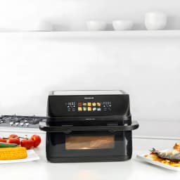 Friteuse à air Taurus Grill 360 XL 10L 2800W 10 programmes Noir, vue de face en cuisine: panneau tactile LED, hublot