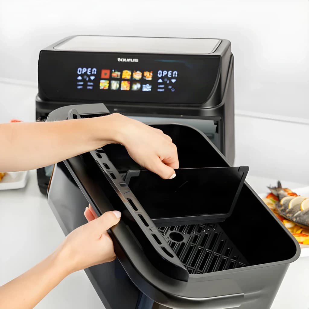 Fritadeira de Ar Taurus Grill 360 XL 10L 2800W 10 programas Preto, interior: mãos retiram a grelha da cesta aberta