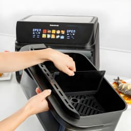 Friteuse à air Taurus Grill 360 XL 10L 2800W 10 programmes Noir, intérieur: mains retirant la grille du panier ouvert