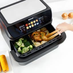 Friteuse à air Taurus Grill 360 XL 10L 2800W 10 programmes Noir, tiroir ouvert: deux compartiments avec brocoli et poulet