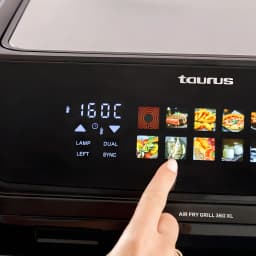 Friteuse à air Taurus Grill 360 XL 10L 2800W 10 programmes Noir, panneau tactile: doigt sélectionnant un programme à 160°C