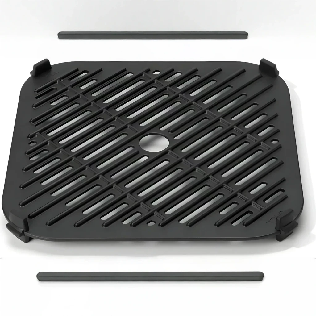 Friteuse à air NutriBullet CrispLite Vision 8L 2000W 8 programmes Noir, en usage: grille de cuisson noire carrée avec fentes