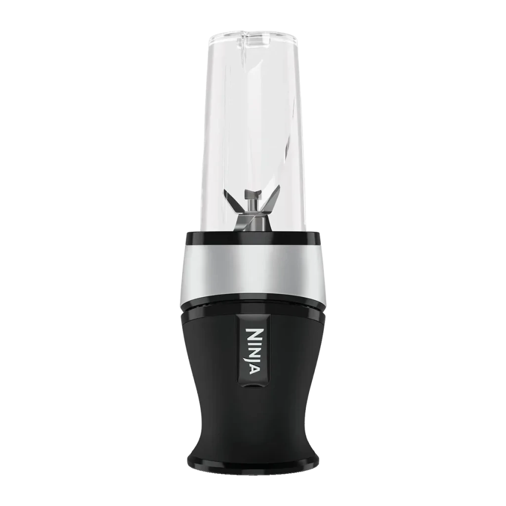 Liquidificador Ninja 0,47L 700W Preto/Prata QB3001, vista frontal: copo transparente com lâminas e base preta com logo Ninja