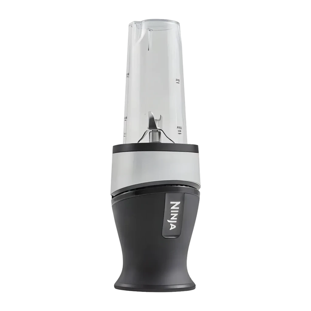 Liquidificador Ninja 0,47L 700W Preto/Prata QB3001, vista frontal: copo transparente com lâminas e base preta com logo Ninja