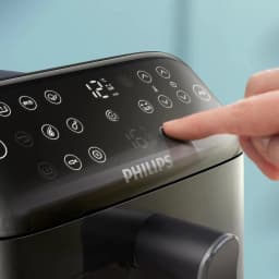 Freidora de Aire Philips Airfryer 10L Doble Cesta 2750W Negro NA461/00, detalle panel táctil: dedo pulsando botón, iconos