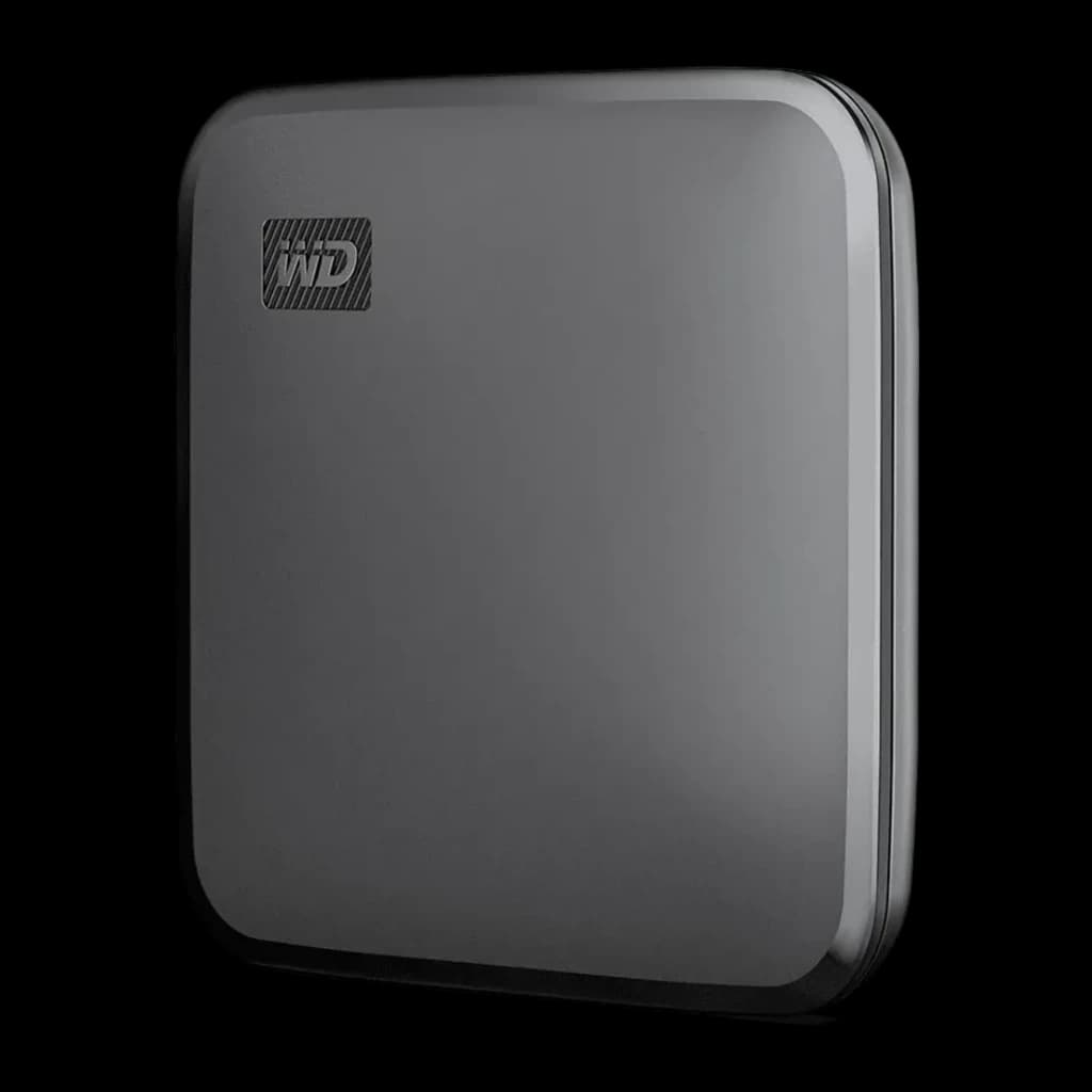 SSD Externe SanDisk Elements SE 2 To USB 3.0 Noir, vue en angle: boîtier lisse avec logo WD en relief sur fond sombre