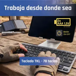 Teclado iggual Slim TKL-BT Negro/Gris Inalámbrico, uso exterior: manos con guantes escribiendo sobre mesa de madera