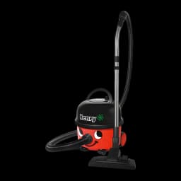 Aspirateur traîneau Numatic Henry Rouge 620W HVR200-12, vue en angle: corps rouge avec visage souriant, flexible et tube
