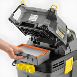 Aspirateur sec et humide Kärcher NT 30/1 Tact L 25,4kPa 1380W, capot ouvert: main retirant le filtre plat orange