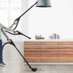 Aspirateur traîneau Bosch Série 6 Noir/Gris 600W BGB6X330, utilisation: personne aspirant sol cuisine avec flexible allongé
