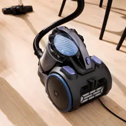 Aspiradora de trineo Cecotec Conga Rockstar Multicyclonic XL Animal Negro 20kPa 800W 9m cable, vista en uso: cuerpo negro
