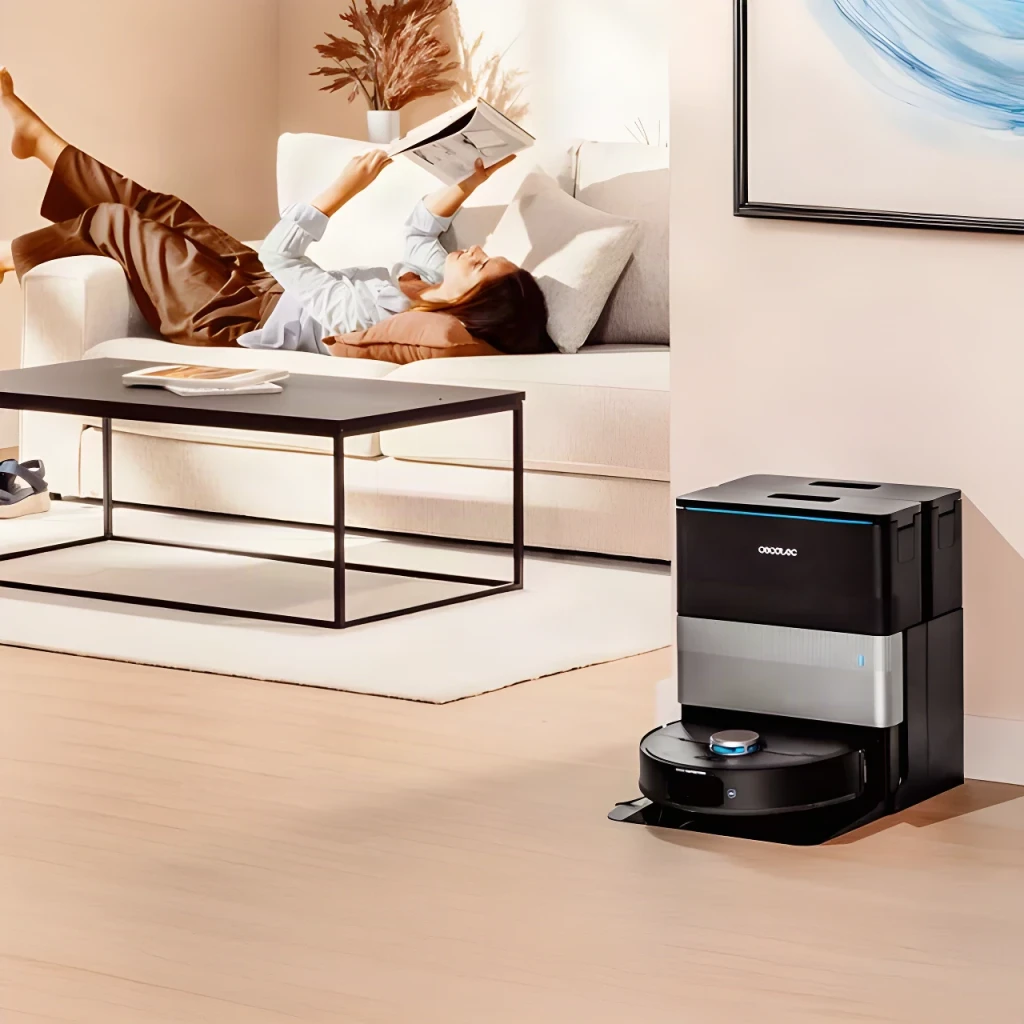 Robot aspirador Cecotec Conga X70 Preto Lavador Autoesvaziamento 15000Pa 240min, cena sala: base de autoesvaziamento