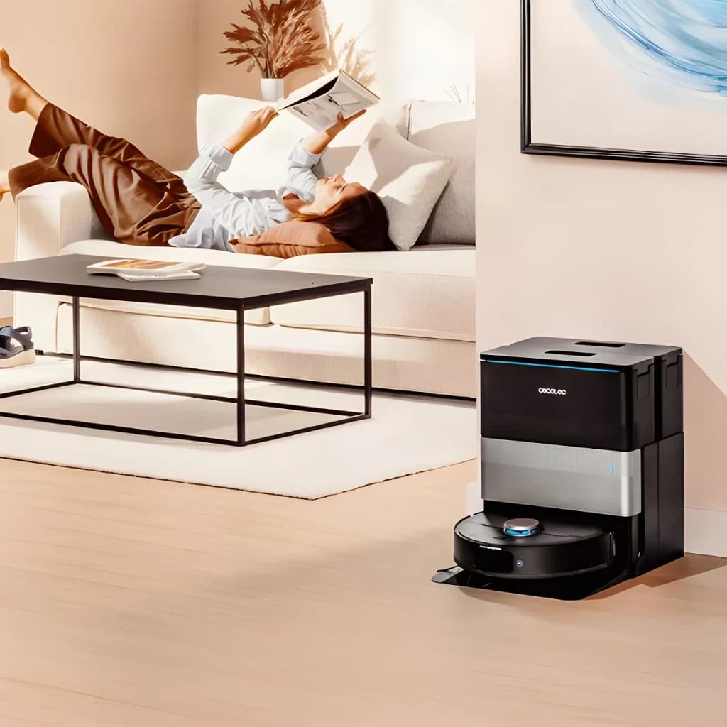 Robot aspirador Cecotec Conga X70 Preto Lavador Autoesvaziamento 15000Pa 240min, cena sala: base de autoesvaziamento