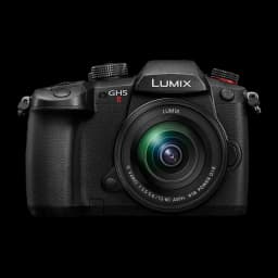 Appareil photo hybride Panasonic Lumix Noir Live MOS Micro 4/3 4K UHD 20,3MP DC-GH5M2, vue avant: objectif Lumix G Vario