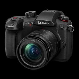Appareil photo hybride Panasonic Lumix Noir Live MOS Micro 4/3 4K UHD 20,3MP DC-GH5M2, vue avant: objectif Lumix G Vario