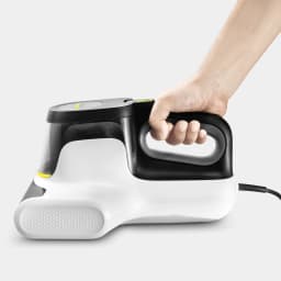 Aspirador de Mão Kärcher VCH 4 UVClean Preto/Branco 500W, uso: mão segurando a pega preta, base branca e cabo visíveis