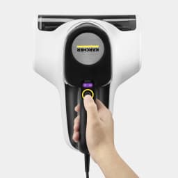 Aspirador de Mão Kärcher VCH 4 UVClean Preto/Branco 500W, vista frontal: mão pressionando botão UV iluminado em roxo