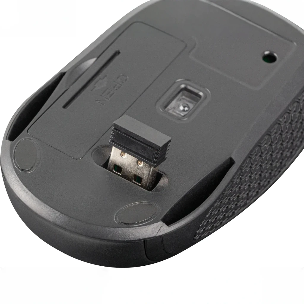Souris Natec Jay 2 Noir Sans Fil 2,4 GHz Ambidextre, en usage: vue du dessous avec nano récepteur USB sorti de son