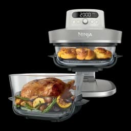 Freidora de Aire Ninja CRISPi Pro 5,7L 2050W 7 Programas Gris Oscuro AS101EULG, vista uso: cesta extraída con pollo asado