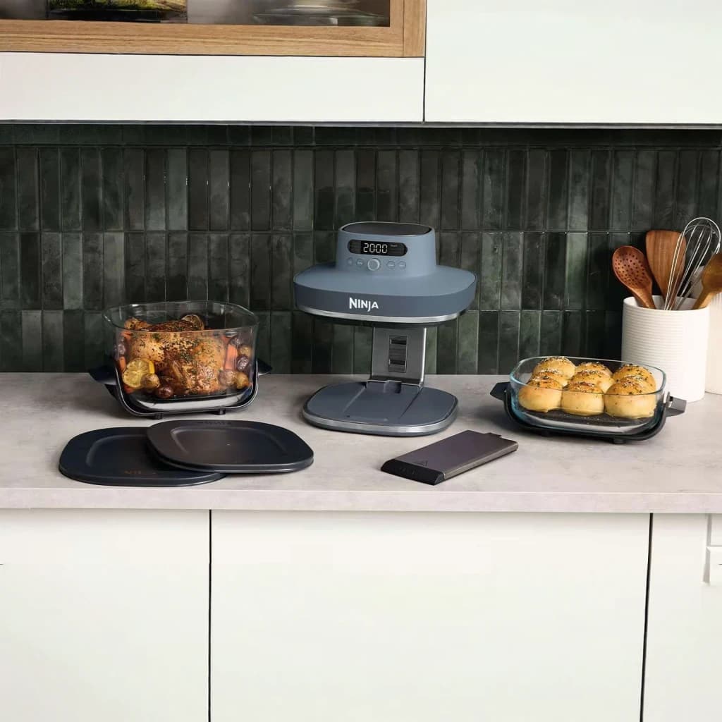Freidora de Aire Ninja CRISPi Pro 5,7L 2050W 7 Programas Gris Oscuro AS101EULG, en uso: sobre encimera con pollo asado