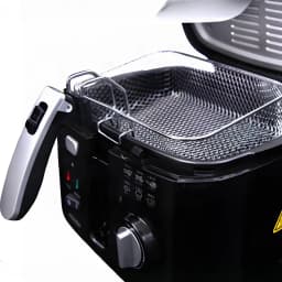 Freidora de aceite Mesko Home 2,5L 1800W Negro/Gris MS 4908, en uso: cesta metálica extraída, tapa abierta y panel