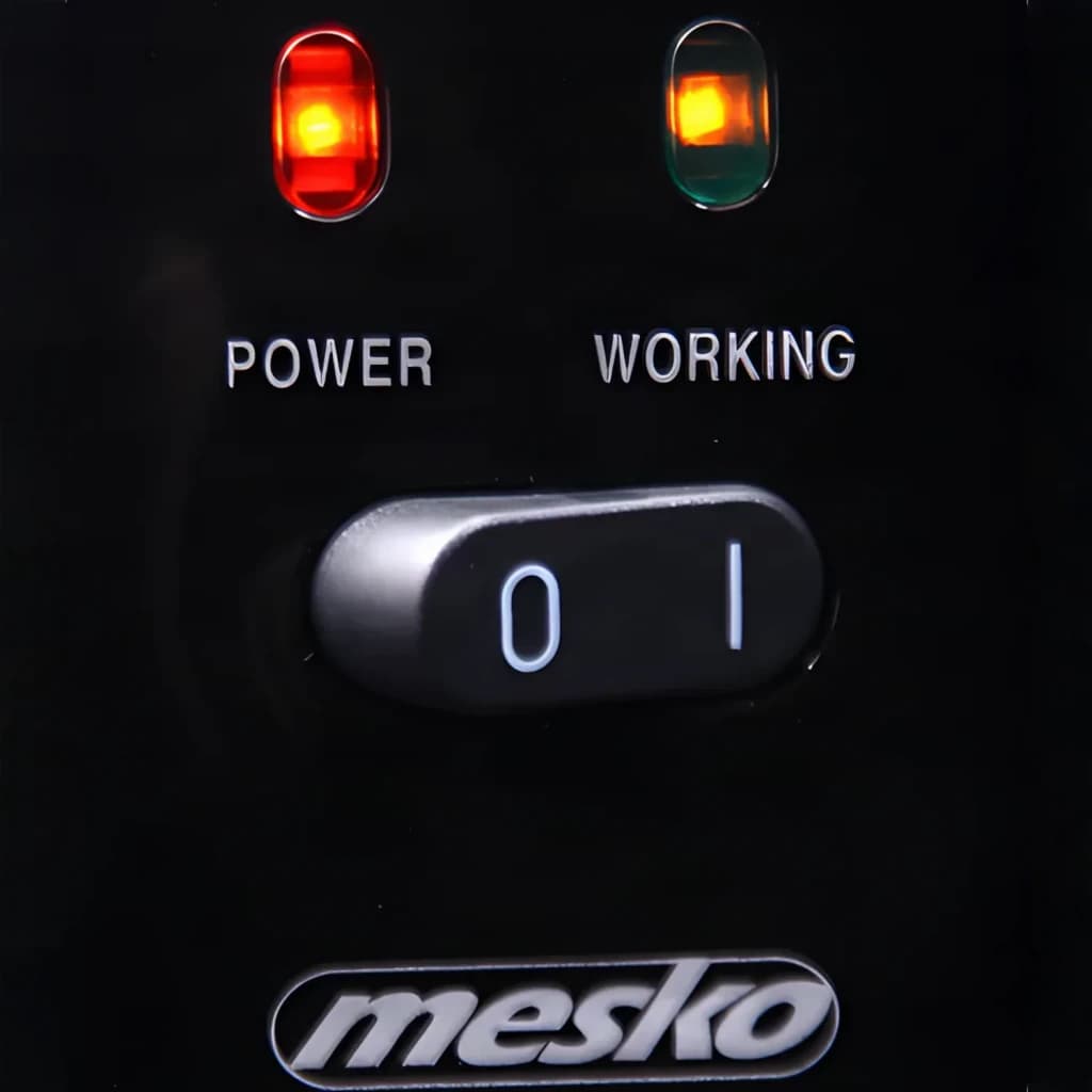 Freidora de aceite Mesko Home 2,5L 1800W Negro/Gris MS 4908, en uso: panel de control con indicadores POWER y WORKING