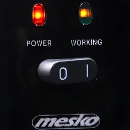 Freidora de aceite Mesko Home 2,5L 1800W Negro/Gris MS 4908, en uso: panel de control con indicadores POWER y WORKING