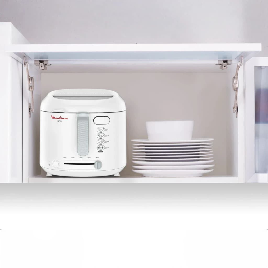 Freidora de aceite Moulinex 1,8L 1600W Blanco AF2031, en uso: guardada en armario de cocina junto a platos apilados