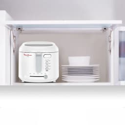 Freidora de aceite Moulinex 1,8L 1600W Blanco AF2031, en uso: guardada en armario de cocina junto a platos apilados