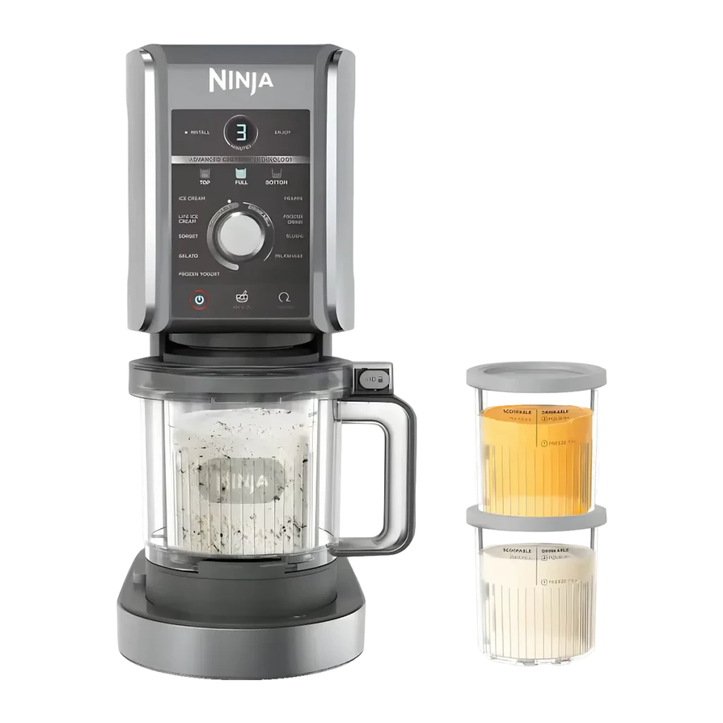 Heladora Ninja CREAMi Deluxe 0,709L 800W Negro NC502EU, vista frontal: máquina con vaso de helado y 2 recipientes extra