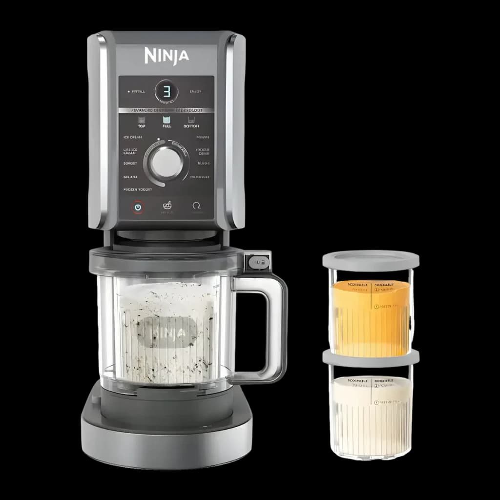 Heladora Ninja CREAMi Deluxe 0,709L 800W Negro NC502EU, vista frontal: máquina con vaso de helado y 2 recipientes extra