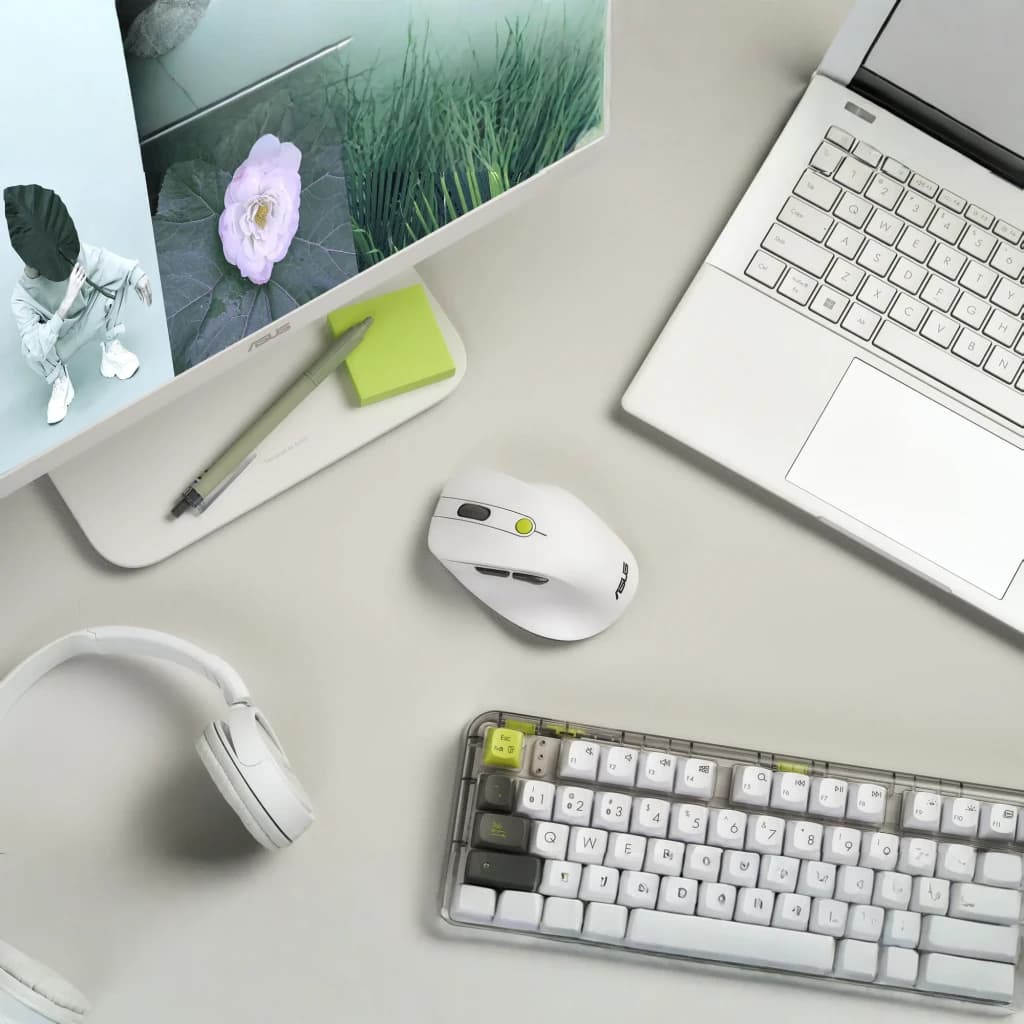Ratón ASUS MD105 Blanco/Verde Inalámbrico RF/Bluetooth Ergonómico, en uso: vista cenital sobre escritorio con teclado