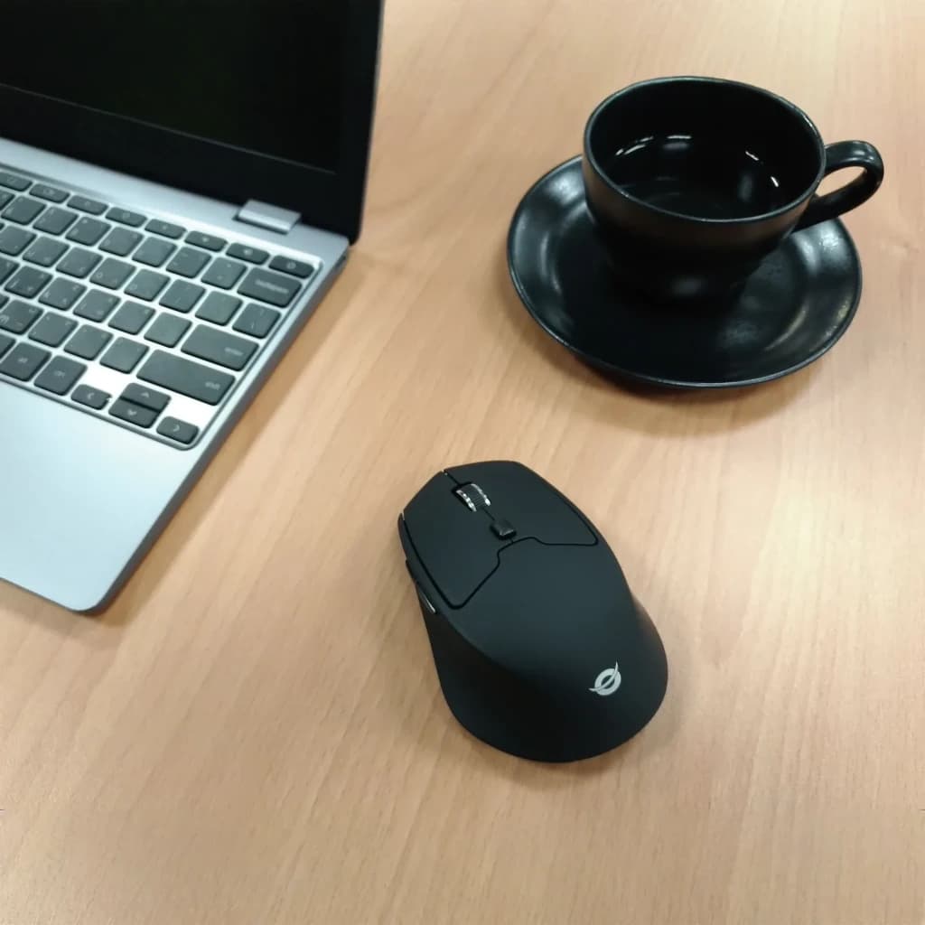 Ratón Conceptronic Lorcan Negro Bluetooth LORCAN02B, en uso: vista superior sobre escritorio de madera junto a portátil