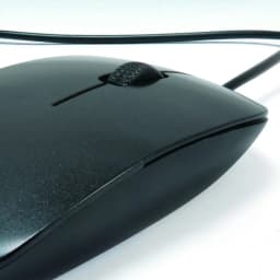 Ratón Conceptronic Negro CLLM3BDESK, en uso: vista superior en detalle con rueda de scroll y cable negro