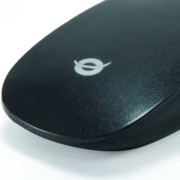 Ratón Conceptronic Negro CLLM3BDESK, en uso: detalle superior con logo Conceptronic sobre superficie texturizada mate