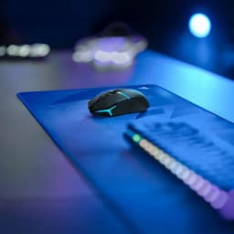 Ratón Gaming Corsair Nightsabre Wireless RGB Inalámbrico 26000 DPI Negro, en uso: sobre mousepad con iluminación RGB cyan