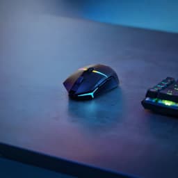 Ratón Gaming Corsair Nightsabre Wireless RGB Inalámbrico 26000 DPI Negro, en uso: sobre escritorio con iluminación RGB azul