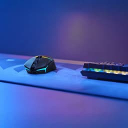 Ratón Gaming Corsair Nightsabre Wireless RGB Inalámbrico 26000 DPI Negro, en uso: sobre mousepad con iluminación RGB cyan