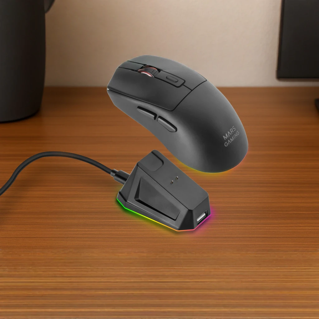 Souris Gaming Mars Gaming MM-T3 Sans Fil 14400 DPI RGB Noir, en utilisation: sur bureau avec dock de charge RGB illuminé