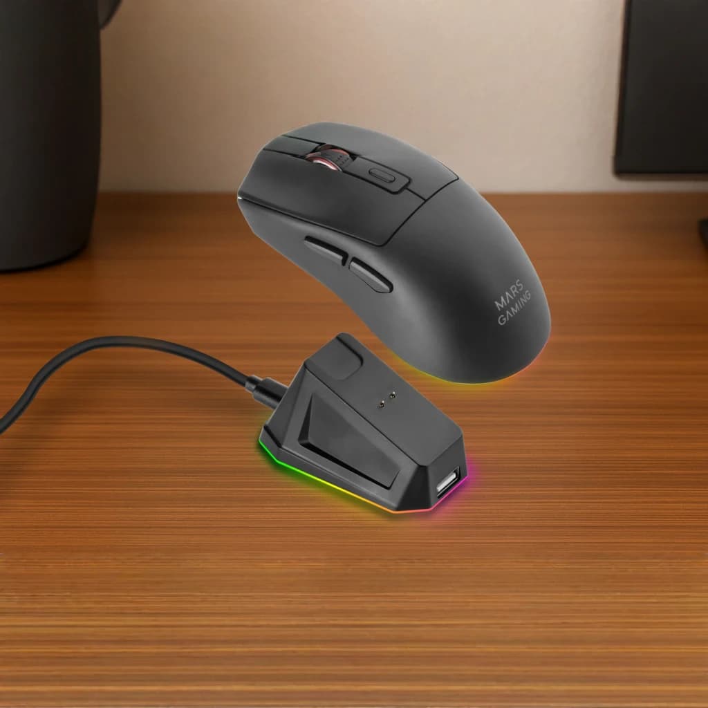 Souris Gaming Mars Gaming MM-T3 Sans Fil 14400 DPI RGB Noir, en utilisation: sur bureau avec dock de charge RGB illuminé