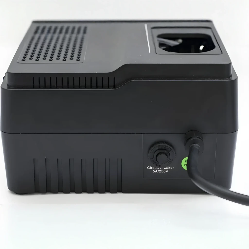 SAI APC Easy UPS Línea Interactiva 1000VA 600W Negro BV1000I-GR, en uso: lateral con circuit breaker 5A/250V, rejilla